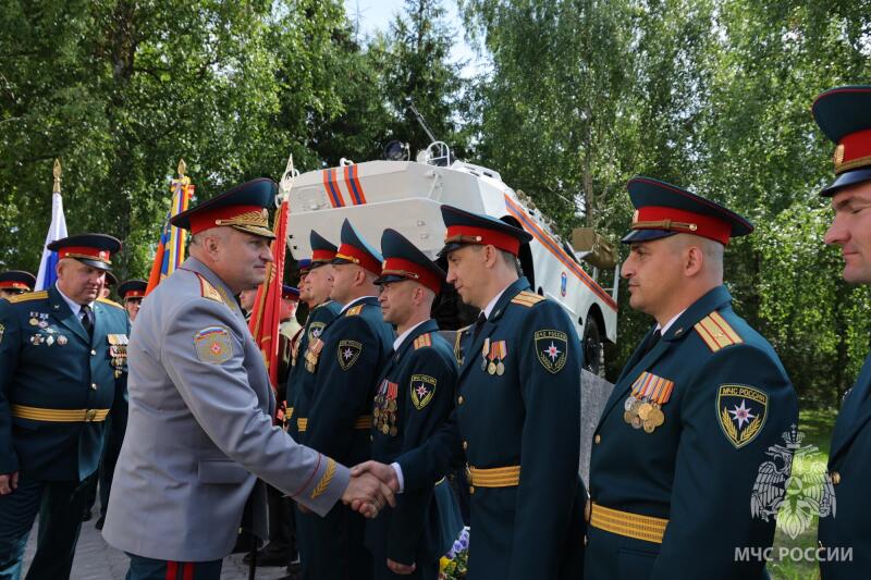 Александр-Куренков-поздравил-личный-состав-Невского-спасательного-центра-МЧС-России-с-90-летием-подразделения