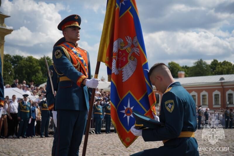 Выпускники-Санкт-Петербургского-университета-ГПС-МЧС-России-пополнили-ряды-офицерского-корпуса-ведомства