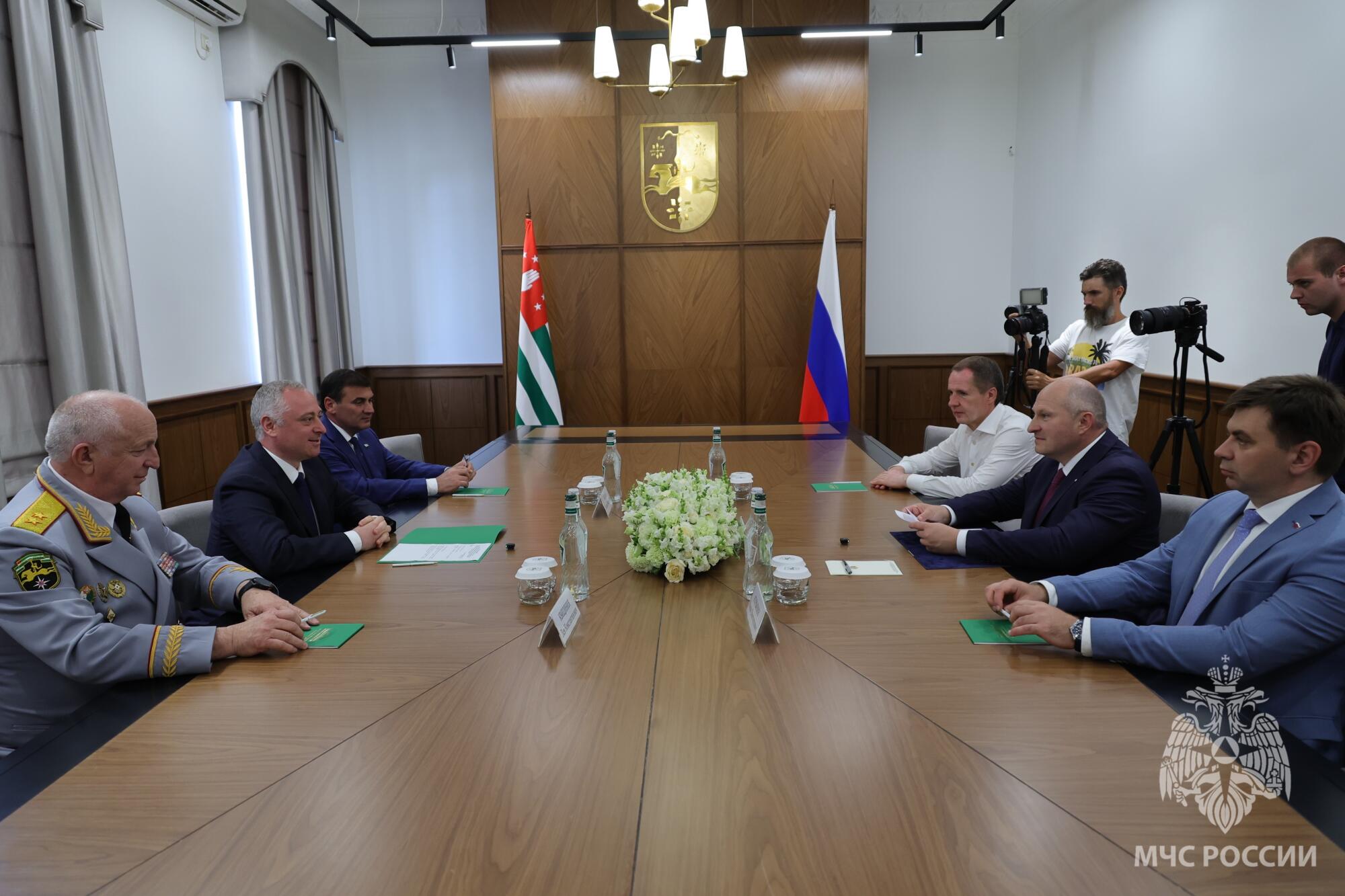 Глава-МЧС-России-и-Президент-Республики-Абхазия-провели-двустороннюю-встречу