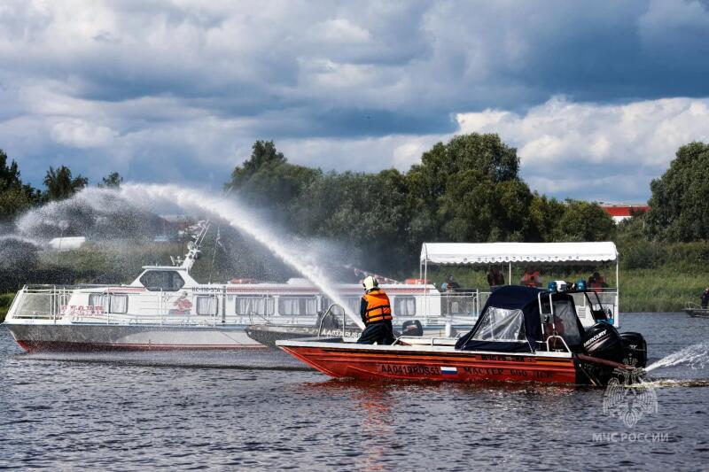 Экстренные-службы-Новгородской-области-тренировались-ликвидировать-чрезвычайную-ситуацию-на-реке-Волхов
