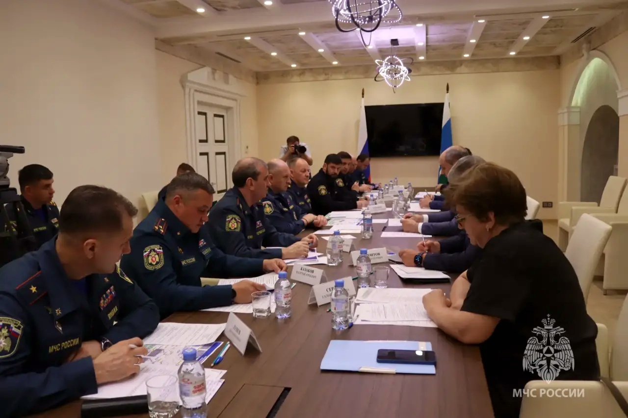 В-Екатеринбурге-глава-МЧС-России-провел-совещание-по-ликвидации-последствий-паводка