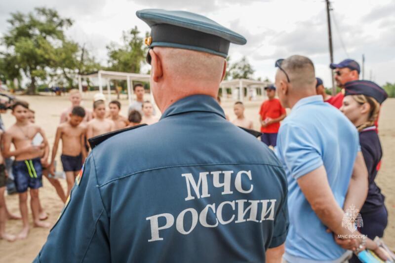 Сотрудники-МЧС-России-пристально-следят-за-безопасностью-граждан-во-время-летнего-отдыха
