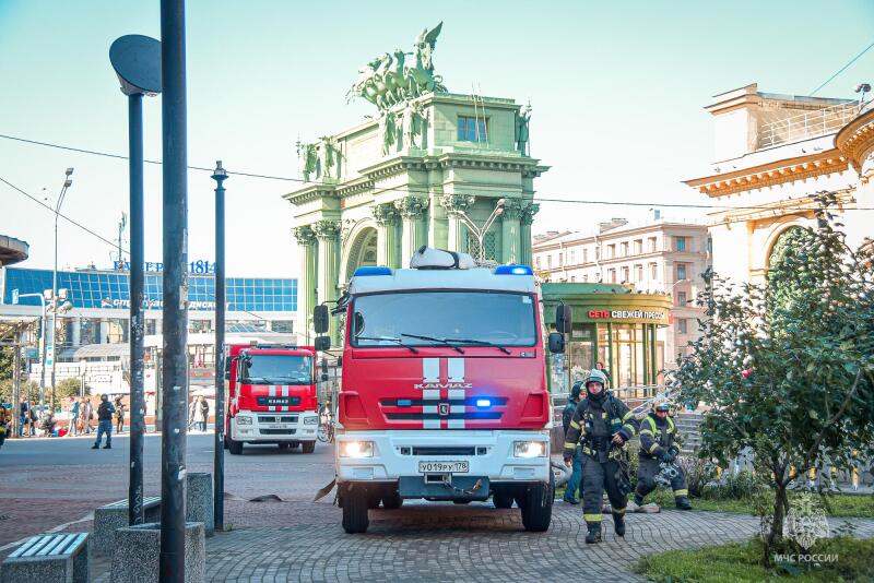 В-Санкт-Петербурге-сотрудники-МЧС-России-отработали-действия-по-тушению-условного-пожара-на-объекте-с-массовым-пребыванием-людей