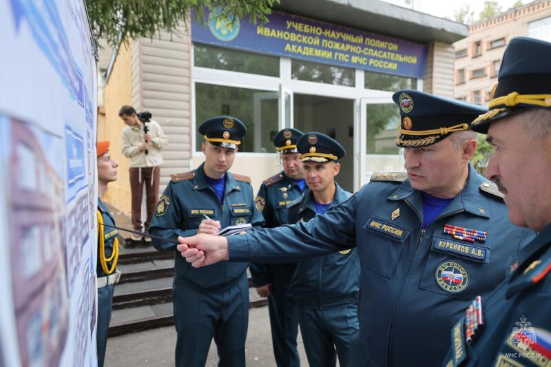 Александр-Куренков-проинспектировал-возможности-учебного-центра-Ивановской-пожарно-спасательной-академии