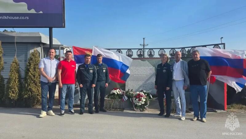 Авиаторы-МЧС-России-почтили-память-павших-советских-воинов-в-Сербии