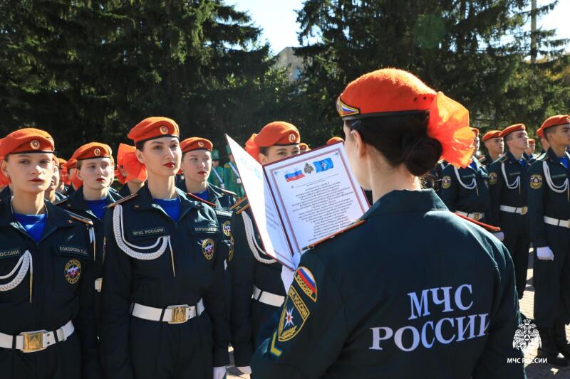 В-Уральском-институте-ГПС-МЧС-России-состоялась-торжественная-церемония-принятия-присяги-курсантами-первого-курса