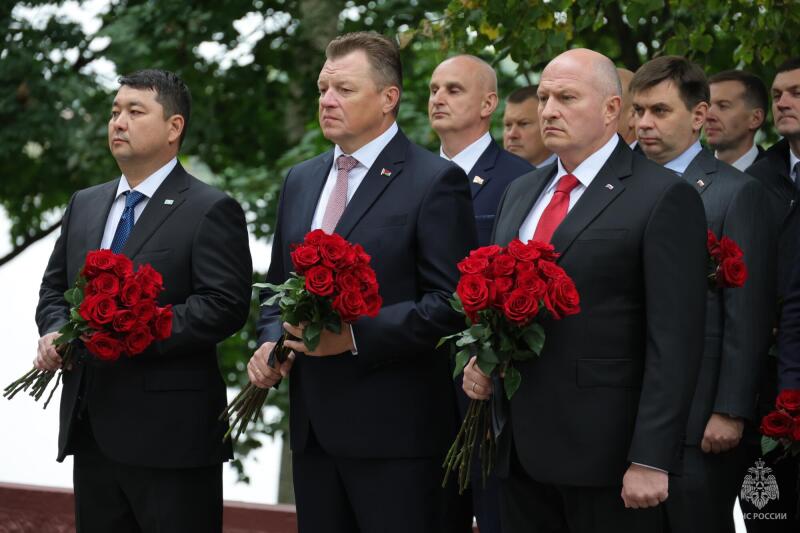 Главы-МЧС-Беларуси,-Казахстана-и-России-почтили-память-советских-воинов-и-партизан