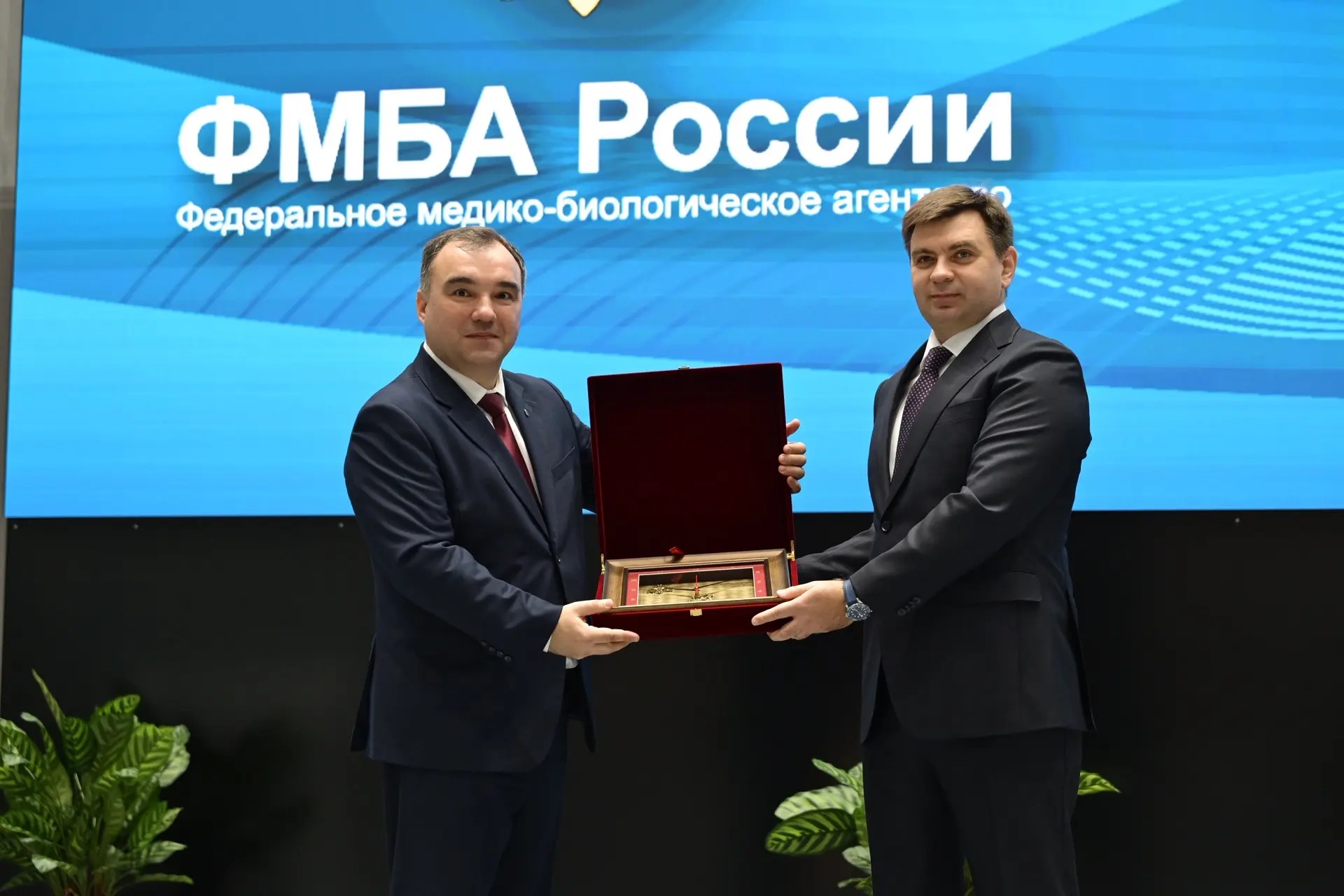 Заместитель-Министра-МЧС-России-Роман-Курынин-поздравил-коллектив-ФМБЦ-имени-АИ.-Бурназяна-ФМБА-России-с-80-летием