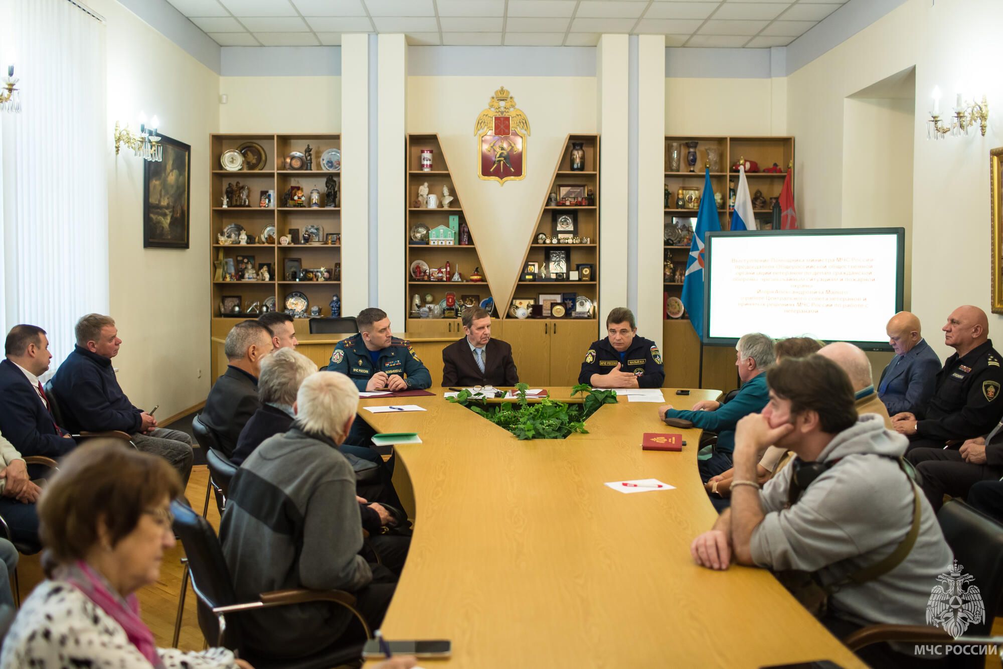 Ветеранским-организациям-пожарных-и-спасателей-Санкт-Петербурга-предложили-участвовать-в-мероприятиях-МЧС-России