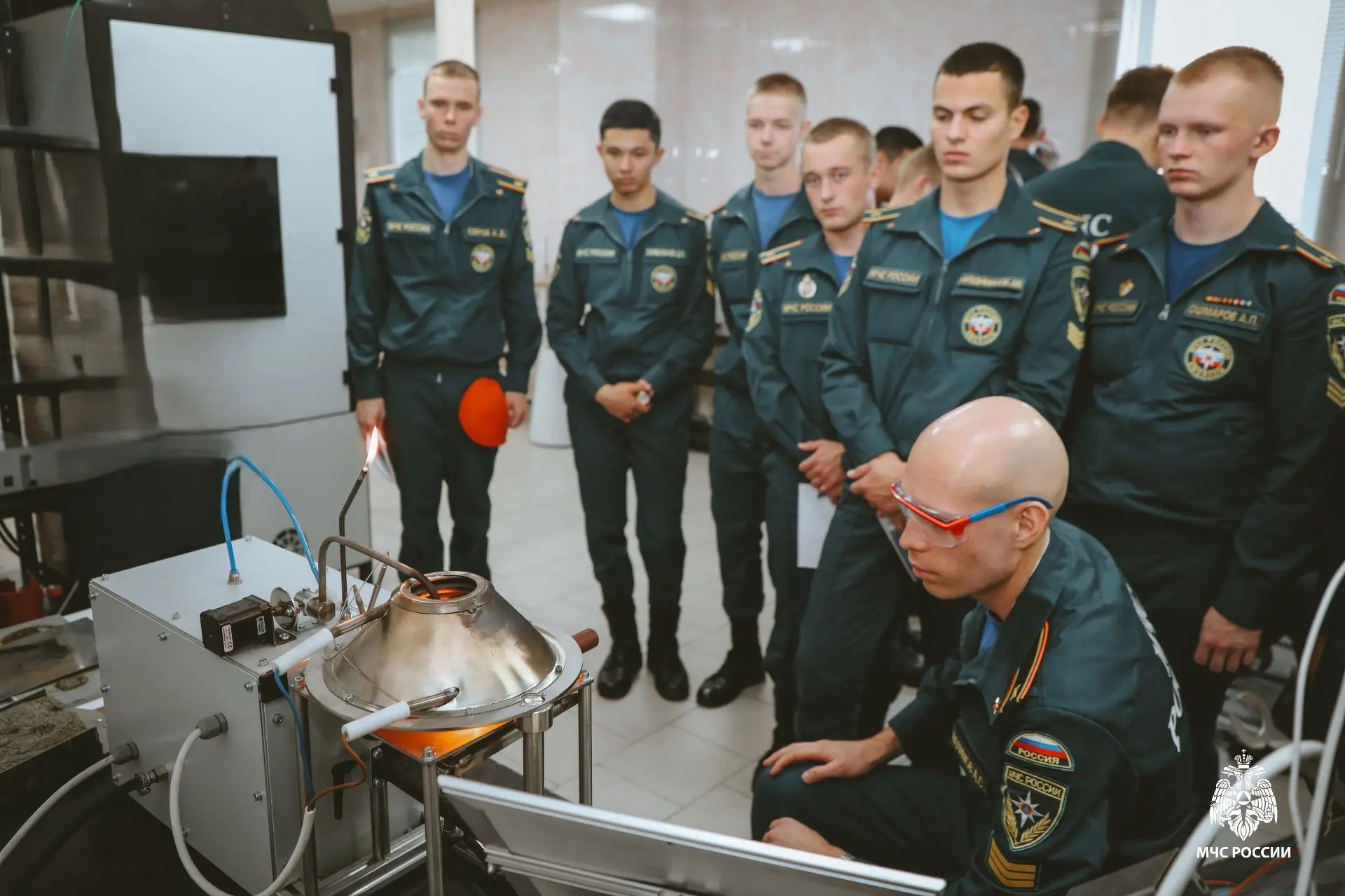 В-Уральском-институте-ГПС-МЧС-России-прошла-лабораторная-работа-по-оценке-пожароопасных-свойств-строительных-материалов