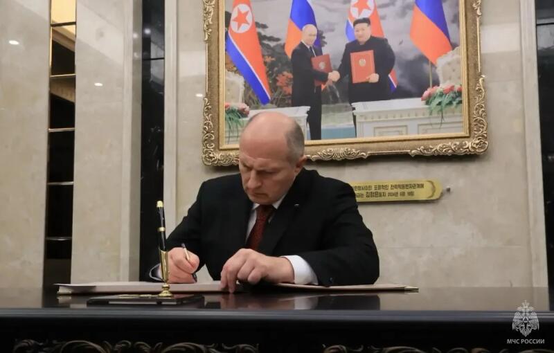 Глава-МЧС-России-почтил-память-героев-Корейской-Народной-Армии-в-музее-Пхеньяна