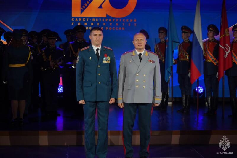 Александр-Куренков-наградил-сотрудников-Санкт-Петербургского-университета-ГПС-МЧС-России