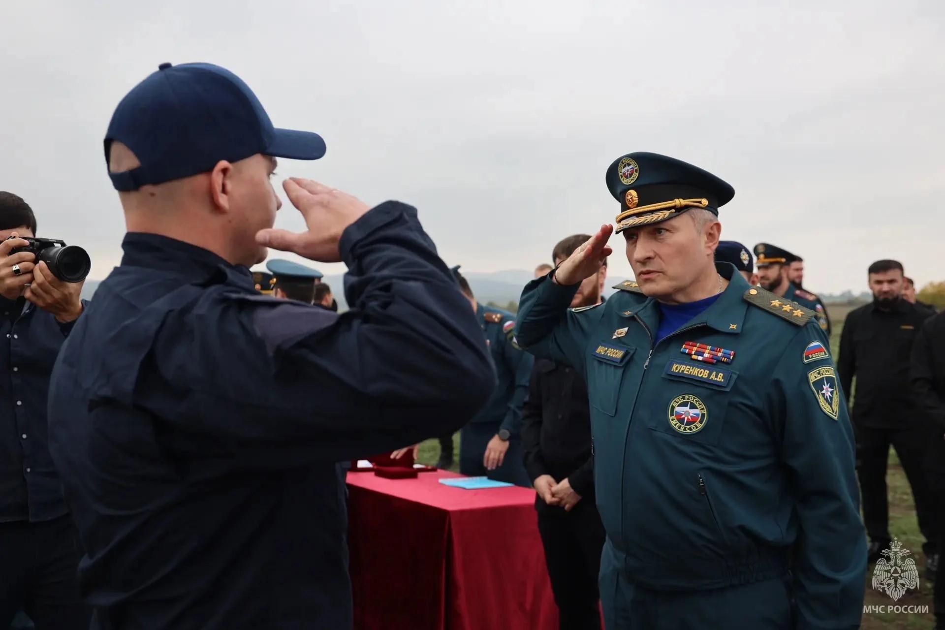 Глава-МЧС-России-вручил-награды-пиротехникам,-выполняющим-задачи-в-Чеченской-Республике