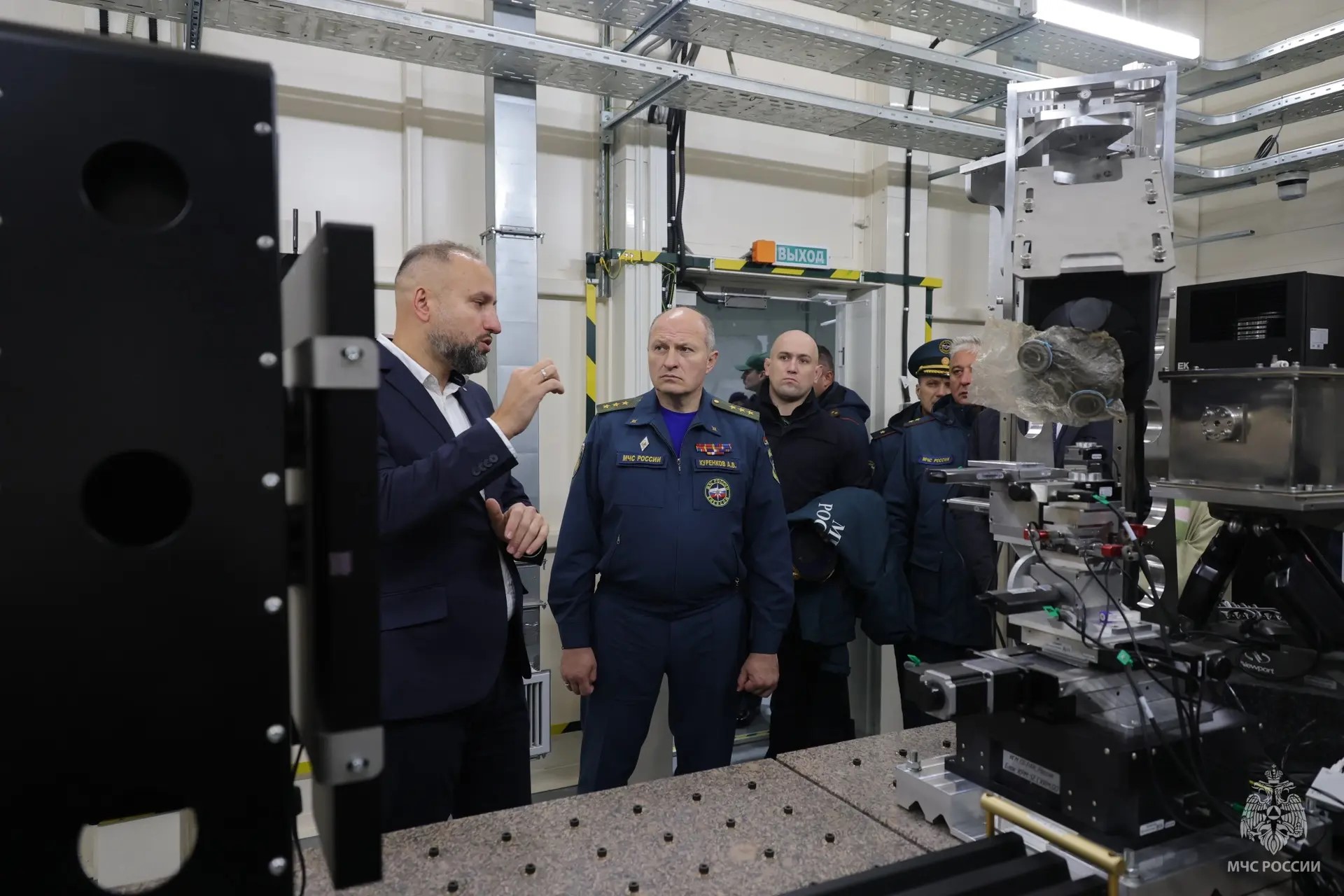 Александр-Куренков-ознакомился-с-работой-Центра-коллективного-пользования-«СКИФ»