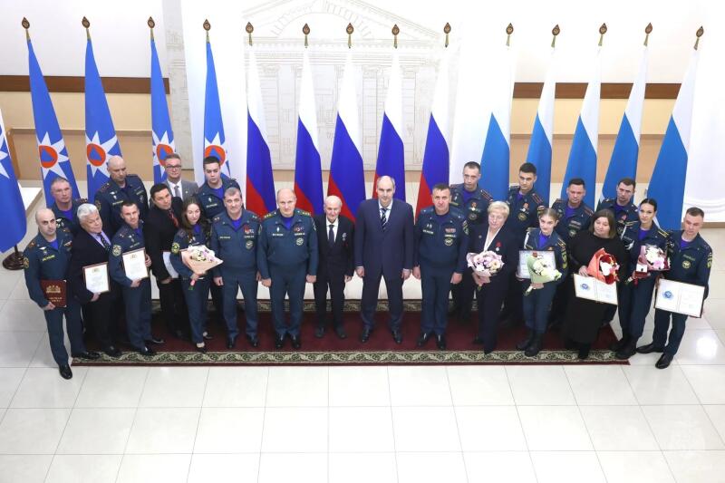 Александр-Куренков-наградил-сотрудников-Уральского-института-ГПС-МЧС-России-и-поздравил-с-победой-юношескую-сборную-по-пожарно-спасательному-спорту
