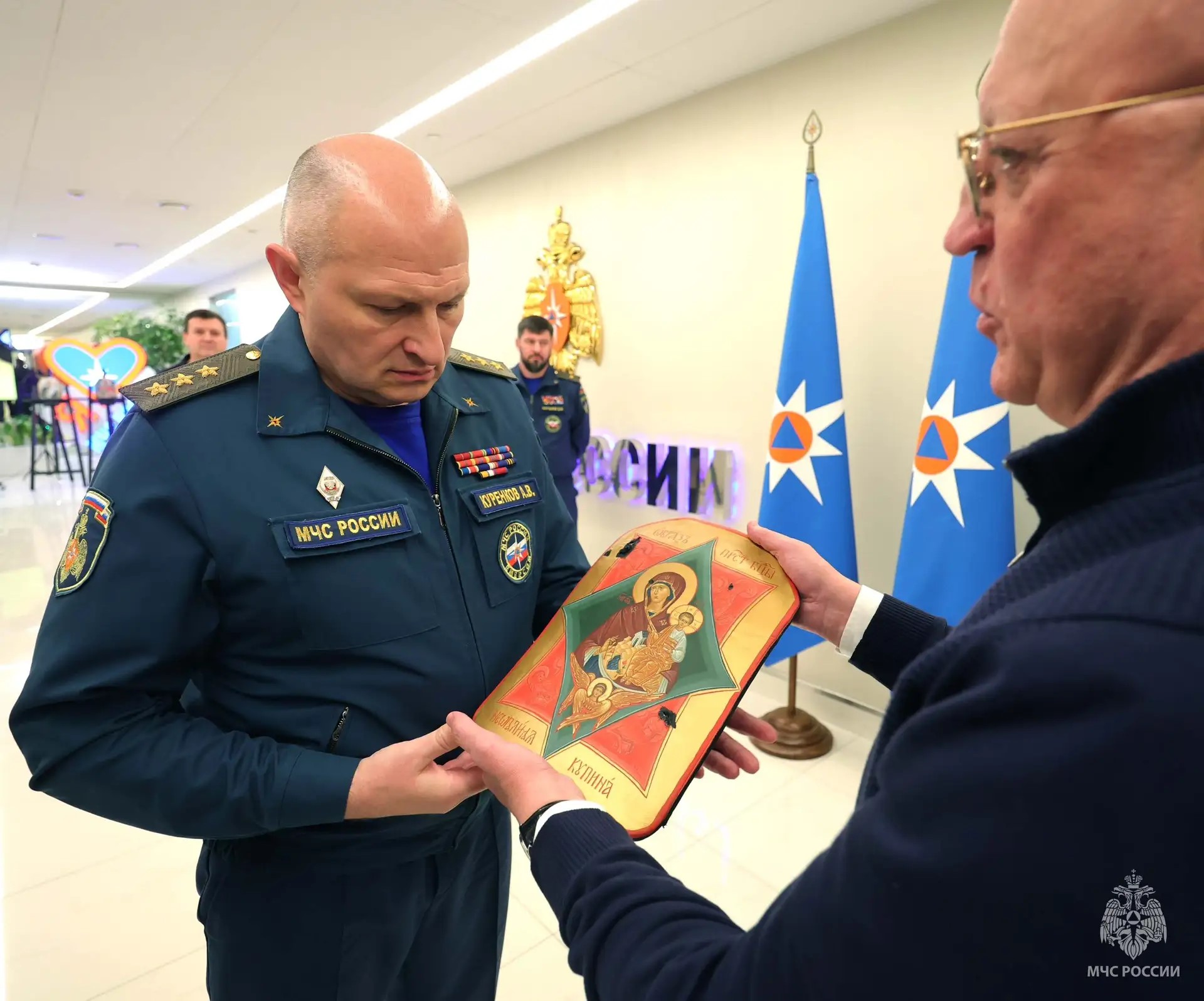 В-МЧС-России-открылась-выставка-«Броня-веры»