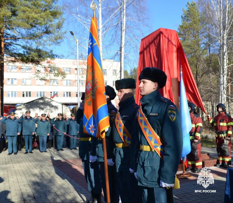В-Свердловской-области-МЧС-России-открыли-памятник-пожарным
